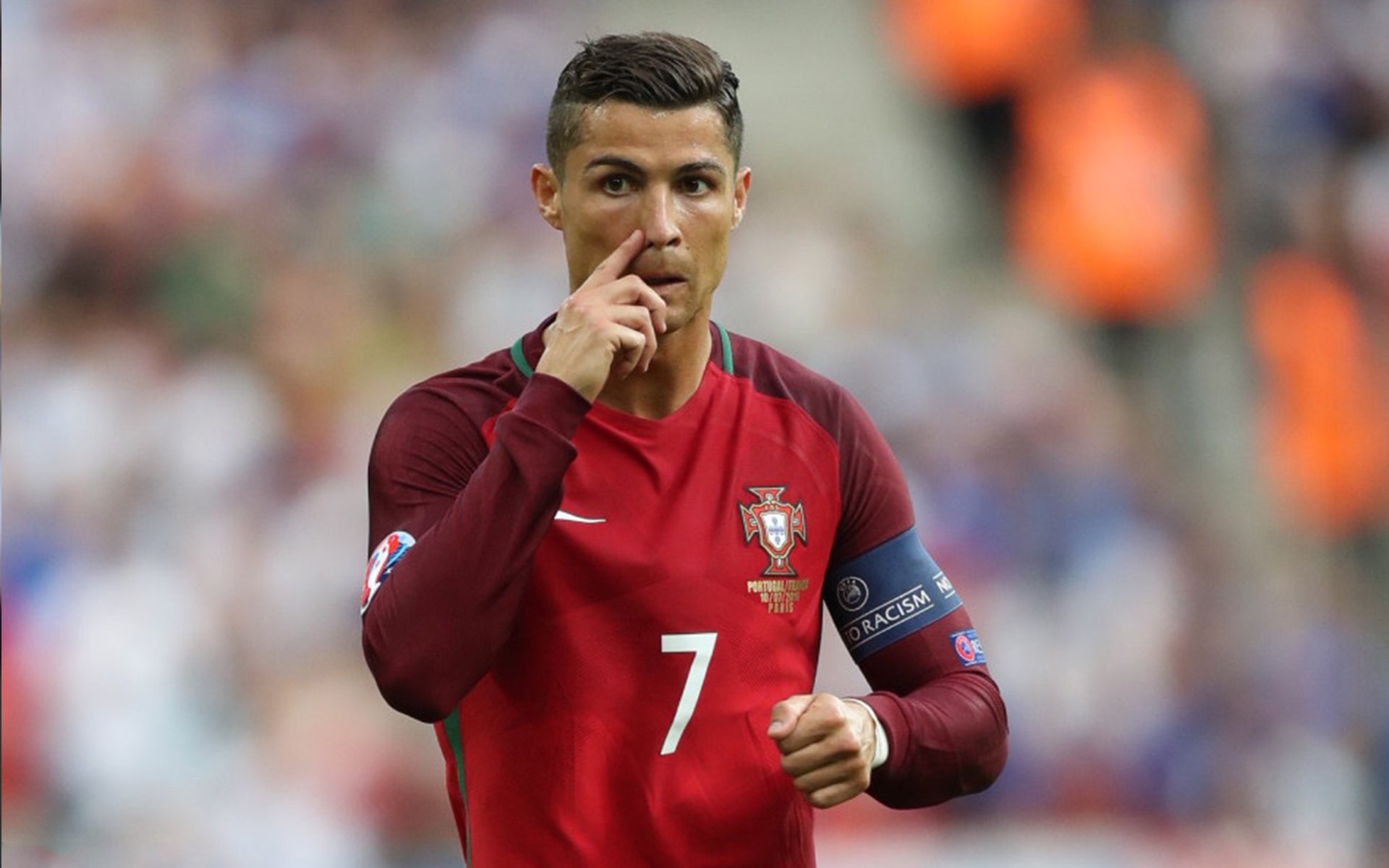 综合格斗赛场焦点！法国队对阵英格兰队，意外判罚引发热议，比赛氛围紧张